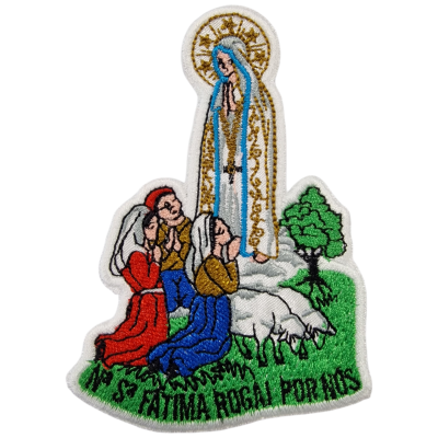 Patch bordado de Nossa Senhora de Fátima com três crianças rezando, ovelhas e árvore, texto em verde