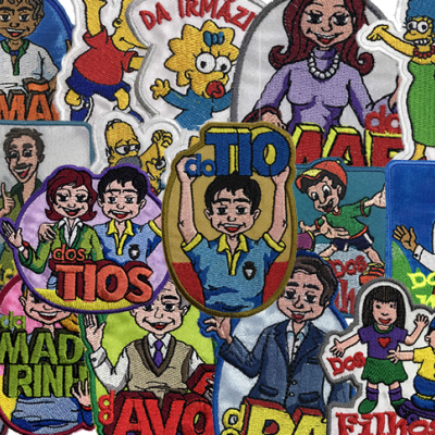 Almofadas coloridas com desenhos e textos familiares em português