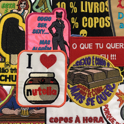 Patches bordados coloridos com textos e personagens populares