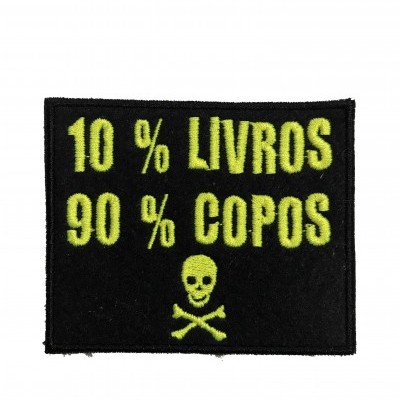 Patches bordado preto com texto verde-limão e caveira e ossos cruzados