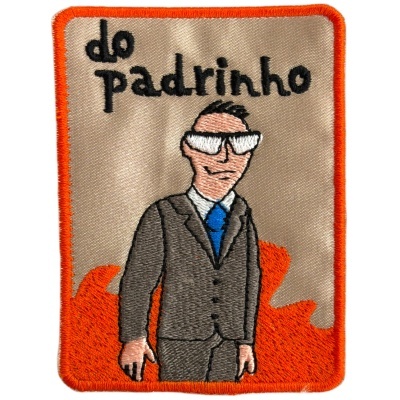 Emblema bordado com homem de fato cinza e texto do padrinho