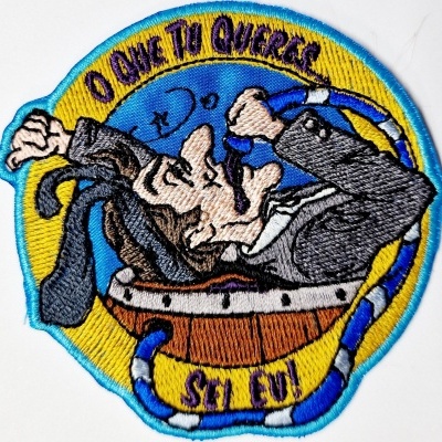 Remendo bordado redondo com personagem e texto em português