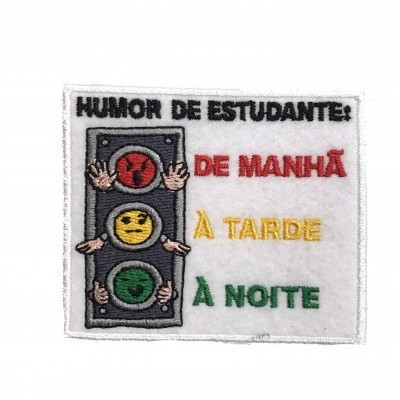Quadrado de feltro branco com semáforo bordado e texto humor de estudante em várias cores