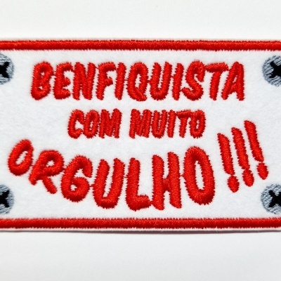 Patch bordado branco com texto vermelho Benfiquista com muito orgulho.