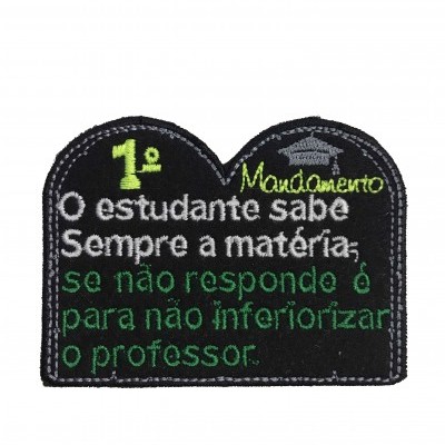 Patch bordado preto com texto em verde, branco e amarelo e um capelo de formatura cinzento
