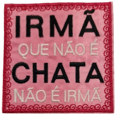 Tapete quadrado rosa com texto bordado em preto e branco e borda vermelha