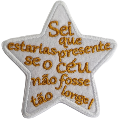 Aplicação estrela branca com texto bordado amarelo