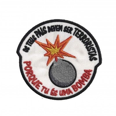 Emblema bordado branco com bomba e texto em português.