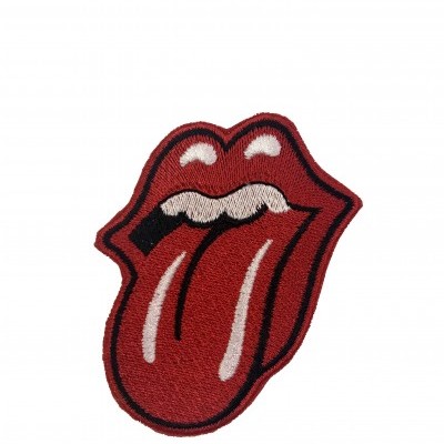 Aplicação bordada em tecido com forma de boca vermelha e língua destacada