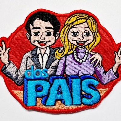 Bordado com personagens masculinos e femininos e texto dos PAIS