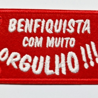 Emblema bordado vermelho com texto branco Benfiquista com muito orgulho