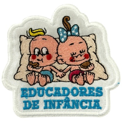 Emblema bordado com bebés e texto Educadores de Infância