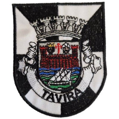 Emblema bordado colorido com brasão e palavra 'TAVIRA'