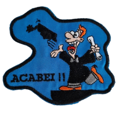 Patch bordado azul com personagem de beca e texto ACABEI !!