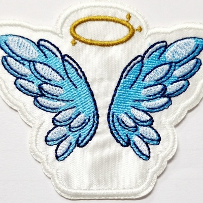 Aplicação bordada asas de anjo azuis com auréola amarela em tecido branco