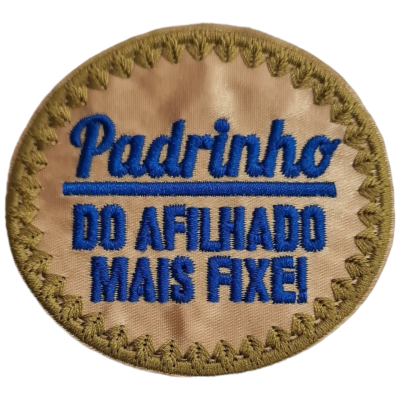 Emblema redondo bordado com texto em azul sobre fundo bege