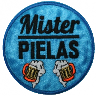 Emblema redondo tecido azul com texto 'Mister PIELAS' e duas canecas de cerveja