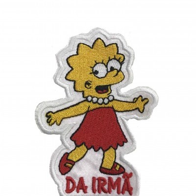Emblema bordado da personagem Lisa Simpson com texto 'DA IRMÃ'