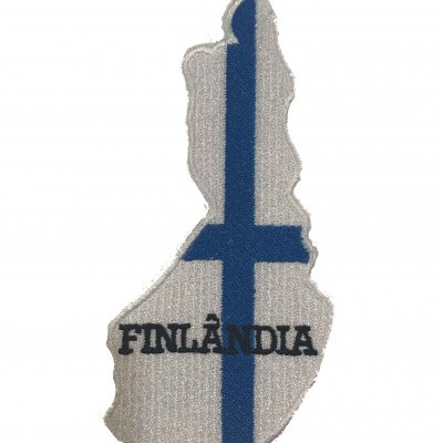 Patch tecido forma mapa Finlândia com cruz azul e palavra FINLÂNDIA