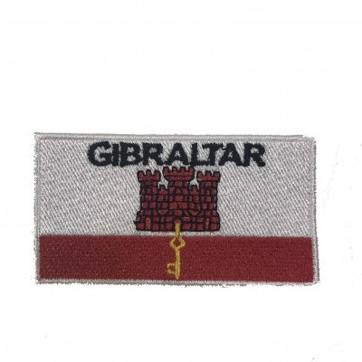 Patch bordado com a palavra GIBRALTAR, castelo vermelho e chave amarela em fundo branco e vermelho