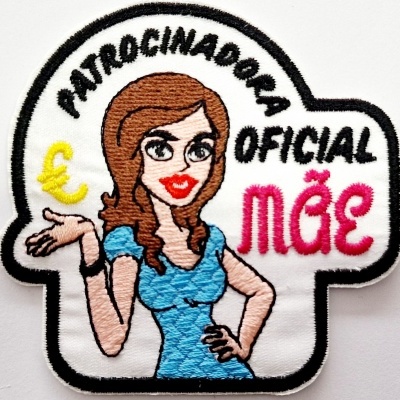 Patch bordado com texto 'PATROCINADORA OFICIAL MÃE' e desenho de mulher