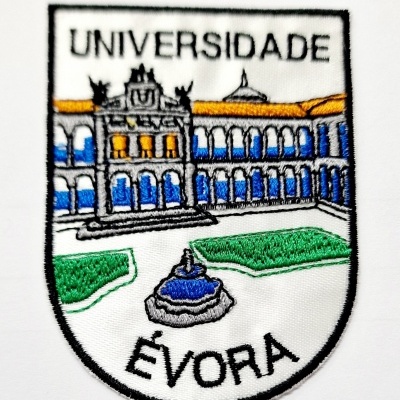 Emblema bordado Universidade de Évora com edifício, pátio e fonte