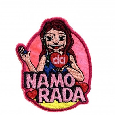 Patch bordado rosa com mulher e texto NAMO RADA em cor-de-rosa