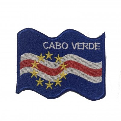 Patch bordado com as cores azul, branco, vermelho, estrelas amarelas e texto CABO VERDE
