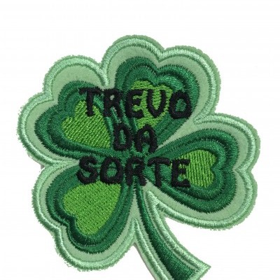 Emblema bordado trevo da sorte verde com texto preto