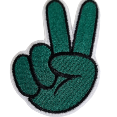 Patch bordado verde em forma de mão a fazer o sinal de paz