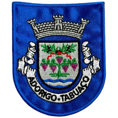 Emblema bordado azul com castelo, árvore de uvas e texto ADOGORGO TABUAÇO.