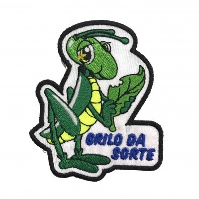 Emblema bordado de cigarra verde segurando folha com texto GRILO DA SORTE