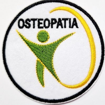 Emblema bordado redondo com texto OSTEOPOATIA e figura humana verde e amarela