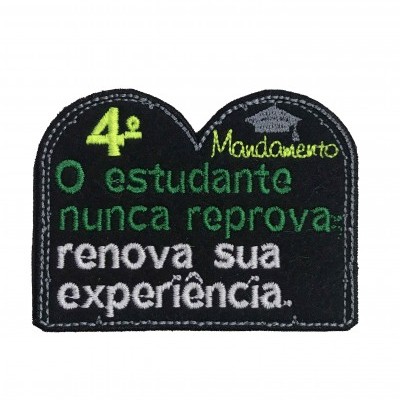 Emblema tecido preto com texto colorido e imagem de diploma cinza