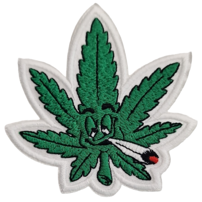 Patch bordado em forma de folha de cannabis verde com rosto e cigarro.