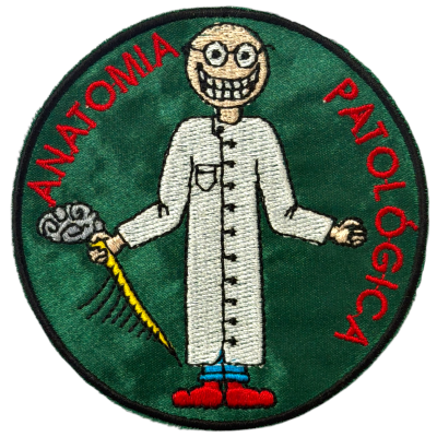 Emblema bordado redondo verde escuro com personagem em bata branca e texto vermelho