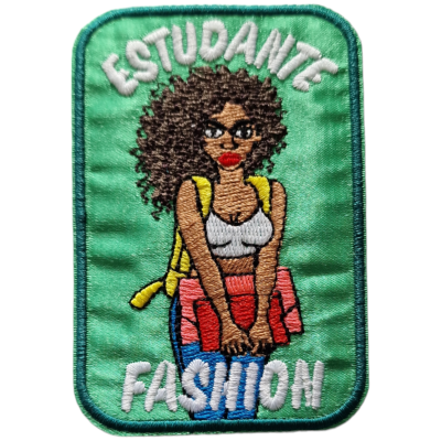 Emblema bordado de estudante fashion com mulher e texto branco sobre fundo verde.