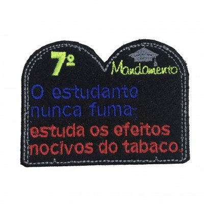 Emblema tecido preto com texto colorido sobre não fumar e o 7º Mandamento