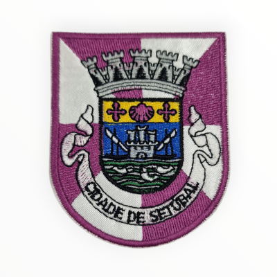 Emblema bordado com escudo heráldico e texto Cidade de Setúbal