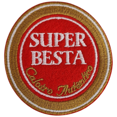 Patch bordado redondo com texto SUPER BESTA em branco e Celeste Nucetino em castanho