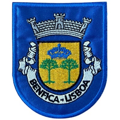 Emblema bordado em azul com escudo dourado, árvores verdes, coroa azul e texto BENFICA SEXROAS.