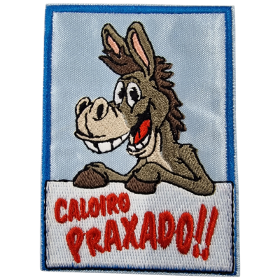 Emblema bordado com burro sorridente e texto CALOIRO PRAXADO!!