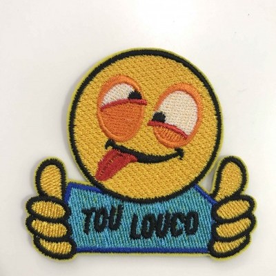 Emblema bordado emoji amarelo com língua de fora e sinal de polegar para cima com texto YOU LOUCO