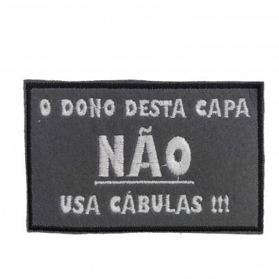 Patch retangular cinza escuro com texto bordado branco