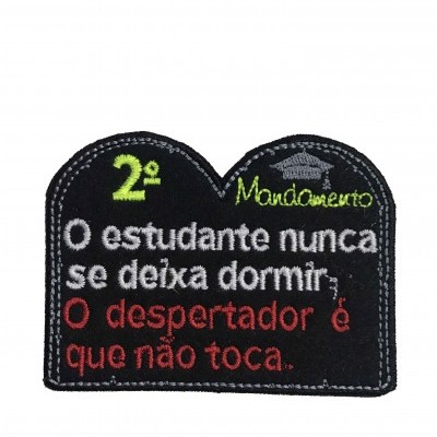 Patches bordados com texto em português em tecido preto com bordas brancas