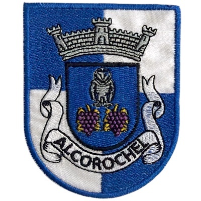 Emblema bordado azul e branco com brasão, coruja, uvas e texto Alcorochel