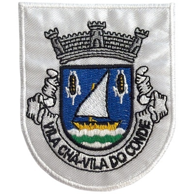 Emblema bordado branco com brasão azul e vela branca num barco amarelo.