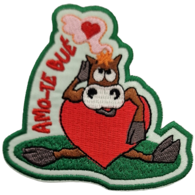 Emblema bordado com cavalo caricatural e coração, texto 'AMO-TE BUÉ'