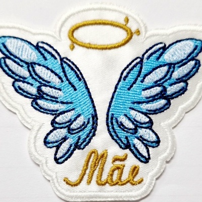 Patch bordado com asas azuis, aureola dourada e texto 'Mãe'
