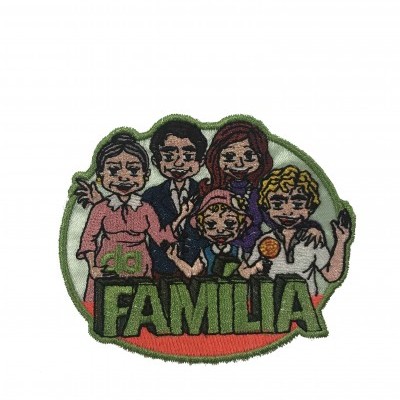 Patch bordado com imagem de cinco personagens e a palavra FAMÍLIA colorida